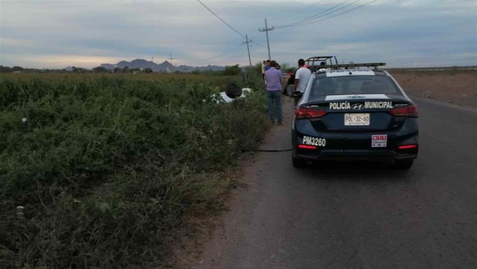 Exceso de velocidad provoca volcadura en Compuertas