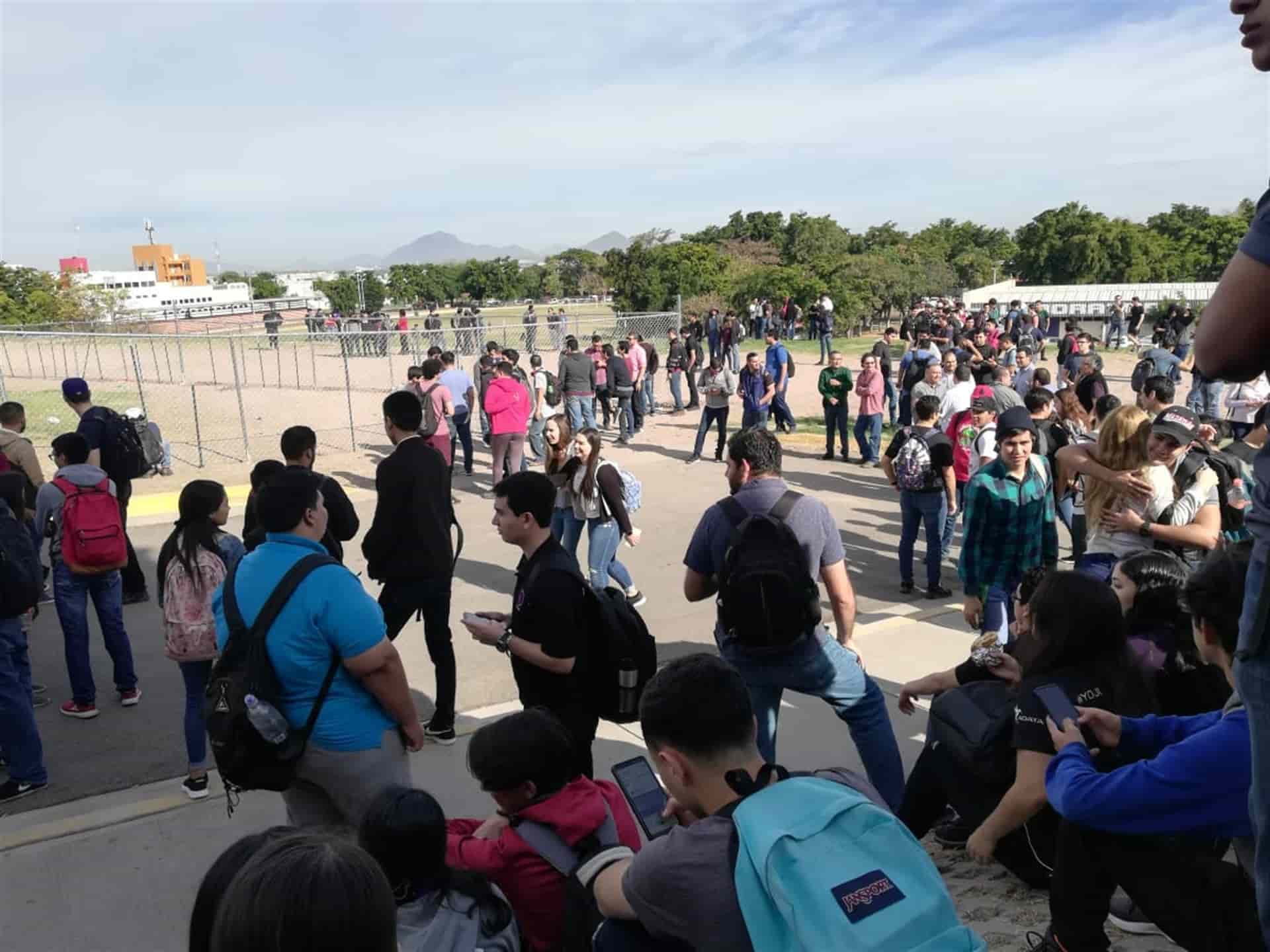 Se manifiestan estudiantes y personal del Tec de Culiacán