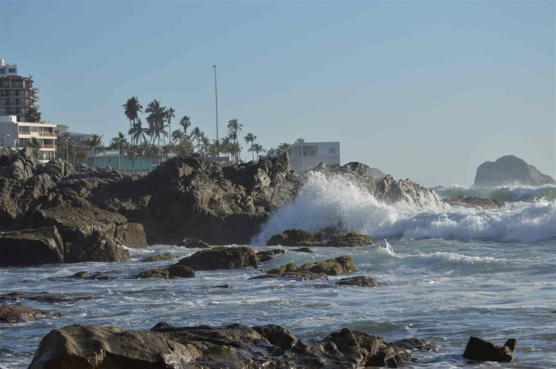 Cierran el puerto de Mazatlán por vientos y marejada