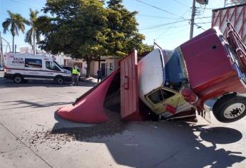 Cae camión de volteo en otro socavón en Los Mochis