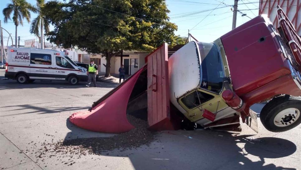 Cae camión de volteo en otro socavón en Los Mochis