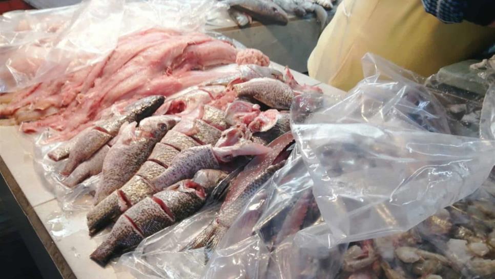 Reportan locatarios bajas ventas en mariscos