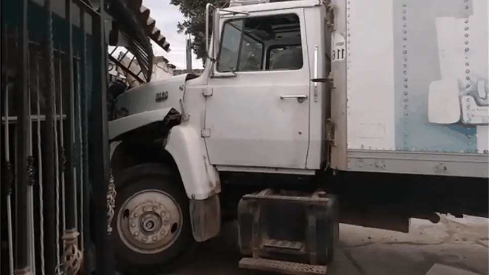 Daños materiales tras aparatoso accidente en Los Mochis