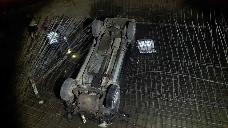 Vuelca y cae a un dren en construcción en Guasave