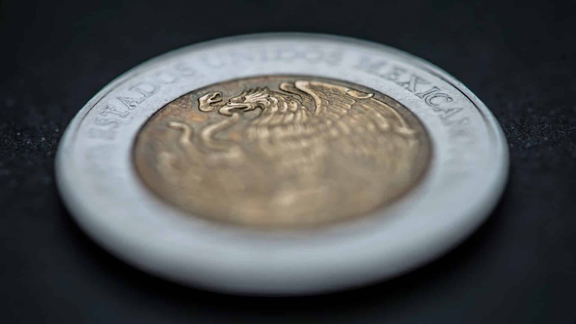Peso avanza y dólar se cotiza en $23.82 tras decisión de Banxico