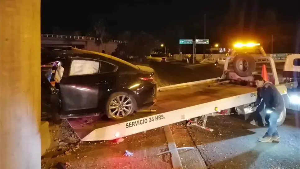 Joven queda herido tras choque en distribuidor vial de Culiacán