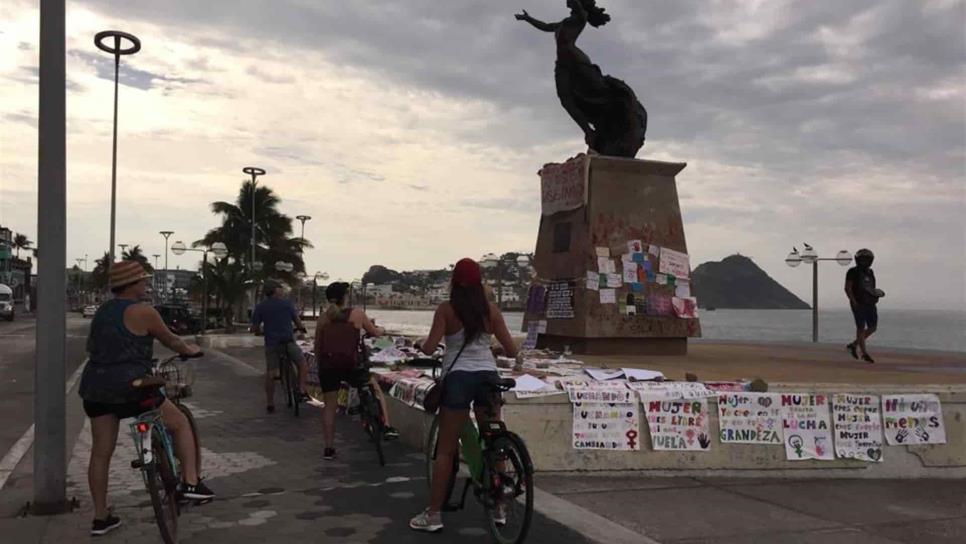 Queda intacto “tendedero” contra violencia en Monumento a la Mujer Mazatleca