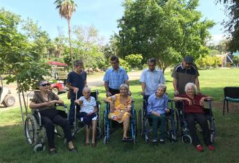 Cuidar abuelitos, el negocio familiar de Leni y su padre