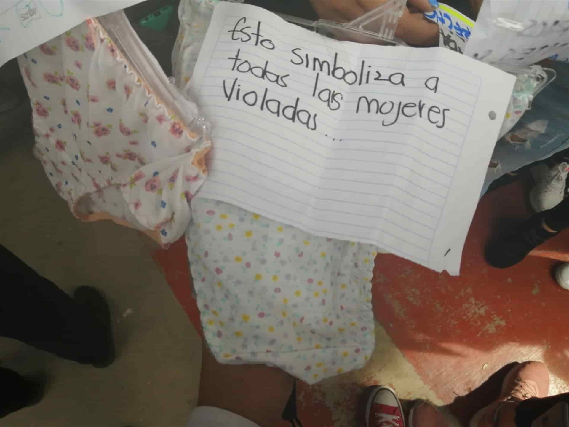 Realizan tendedero del acoso en CU de la UAS en Los Mochis