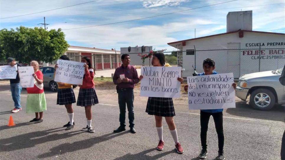 Se manifiestan alumnos y docentes de la preparatoria Felipe Bachomo, en Charay