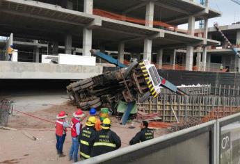 Vuelca grúa tras maniobras en plaza de Culiacán