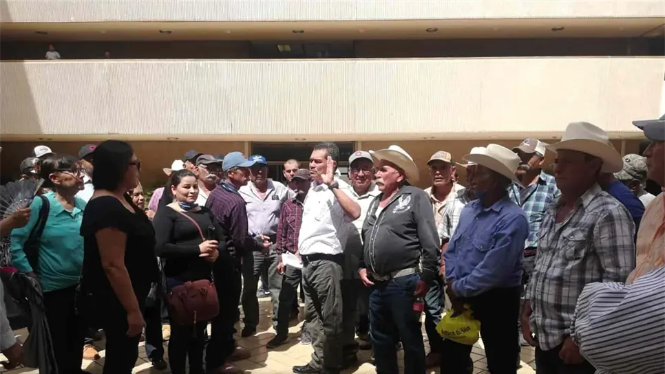 Productores de temporal se manifiestan en Palacio de Gobierno