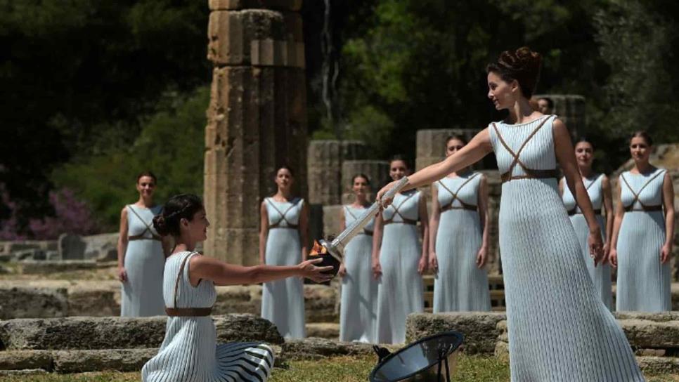Encienden fuego olímpico en Grecia pese a brote de Covid-19