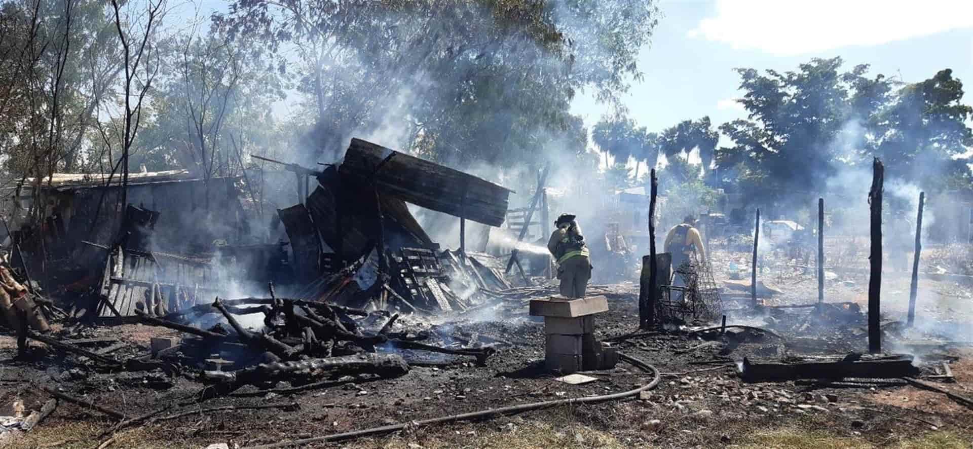 Fuego consume pequeña vivienda en El Refugio, Ahome