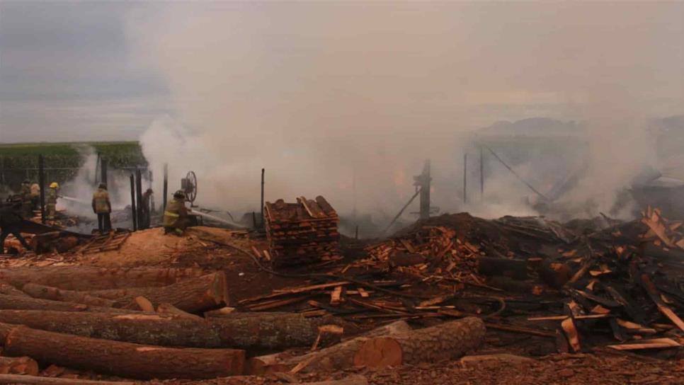 Se incendia maderería por la Mochis-San Blas