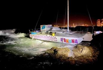 Rescatan a 25 turistas tras encallar catamarán en Mazatlán