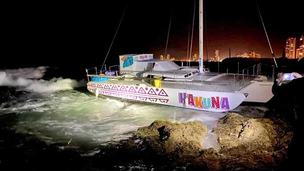 Rescatan a 25 turistas tras encallar catamarán en Mazatlán