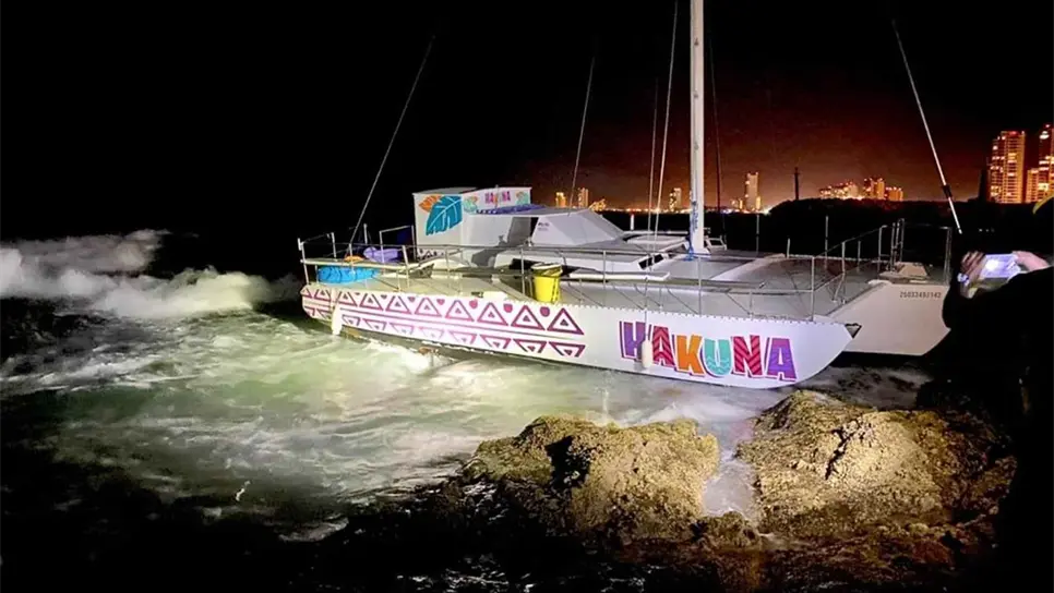 Rescatan a 25 turistas tras encallar catamarán en Mazatlán