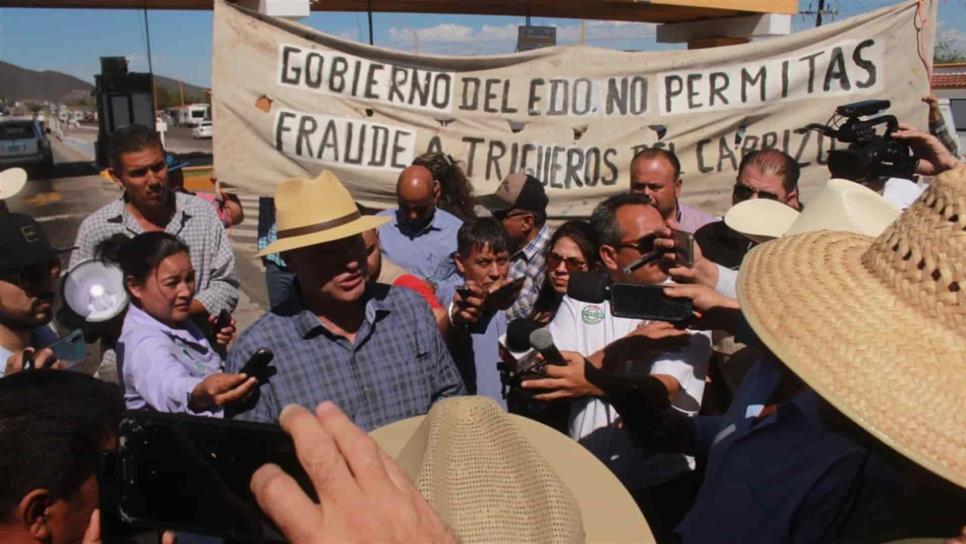Desactiva gobernador protesta de productores en caseta de San Miguel