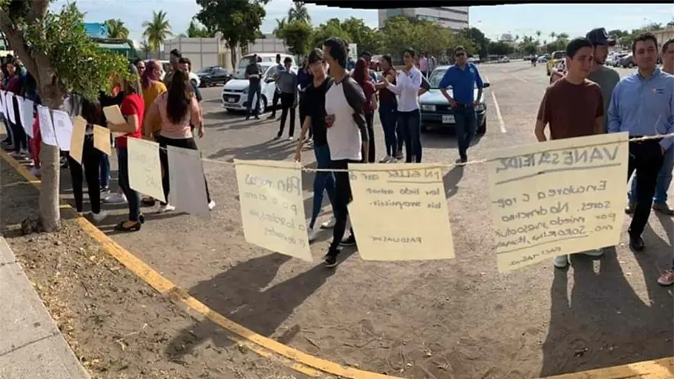 Alumnas de la UAS regresan a clases con tendedero contra el acoso