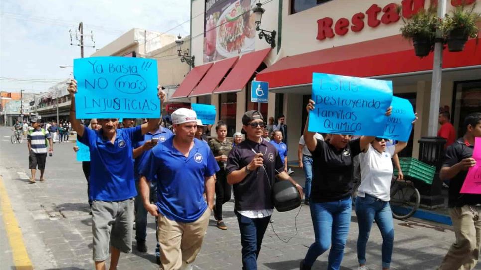 Se manifiestan trabajadores del Rastro Municipal en Mazatlán