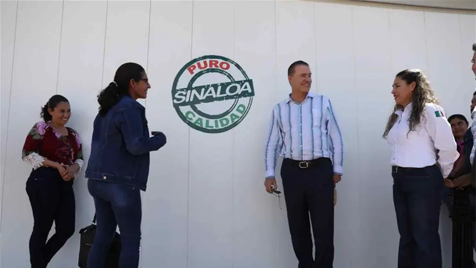 Quirino Ordaz entrega escuela nueva en Genaro Estrada