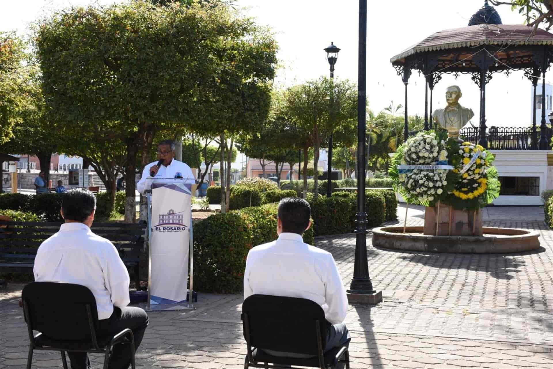 Aislados, celebran natalicio de Juárez en El Rosario