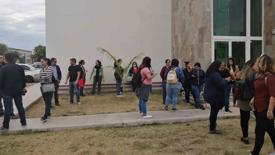 Maestros de inglés exigen su pago a la SEPyC, en Los Mochis