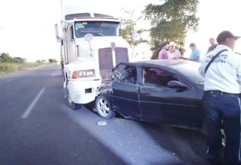 Hombre termina lesionado al ser chocado por un tráiler