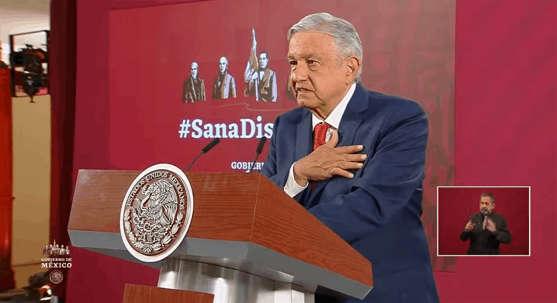 El presidente adelantó que saludará con la mano en el pecho. FOTO: Captura de pantalla de transmisión en vivo.