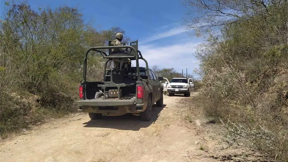 Militares aseguran camioneta robada con 100 kilos de mariguana en Choix