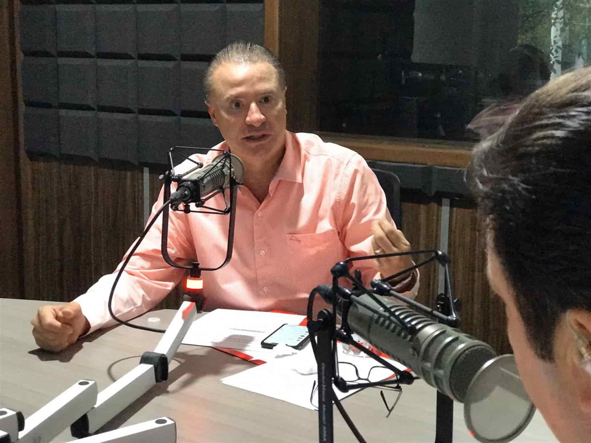 Quirino Ordaz Coppel en el estudio de Luz Noticias Radio.