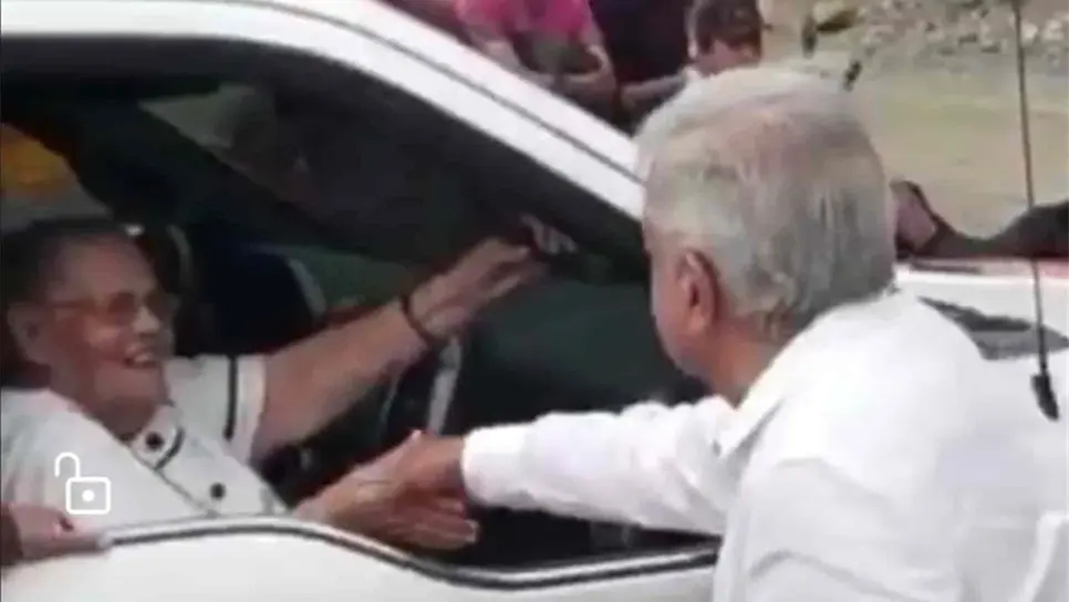 Madre de El Chapo Guzmán saluda a AMLO en Badiraguato