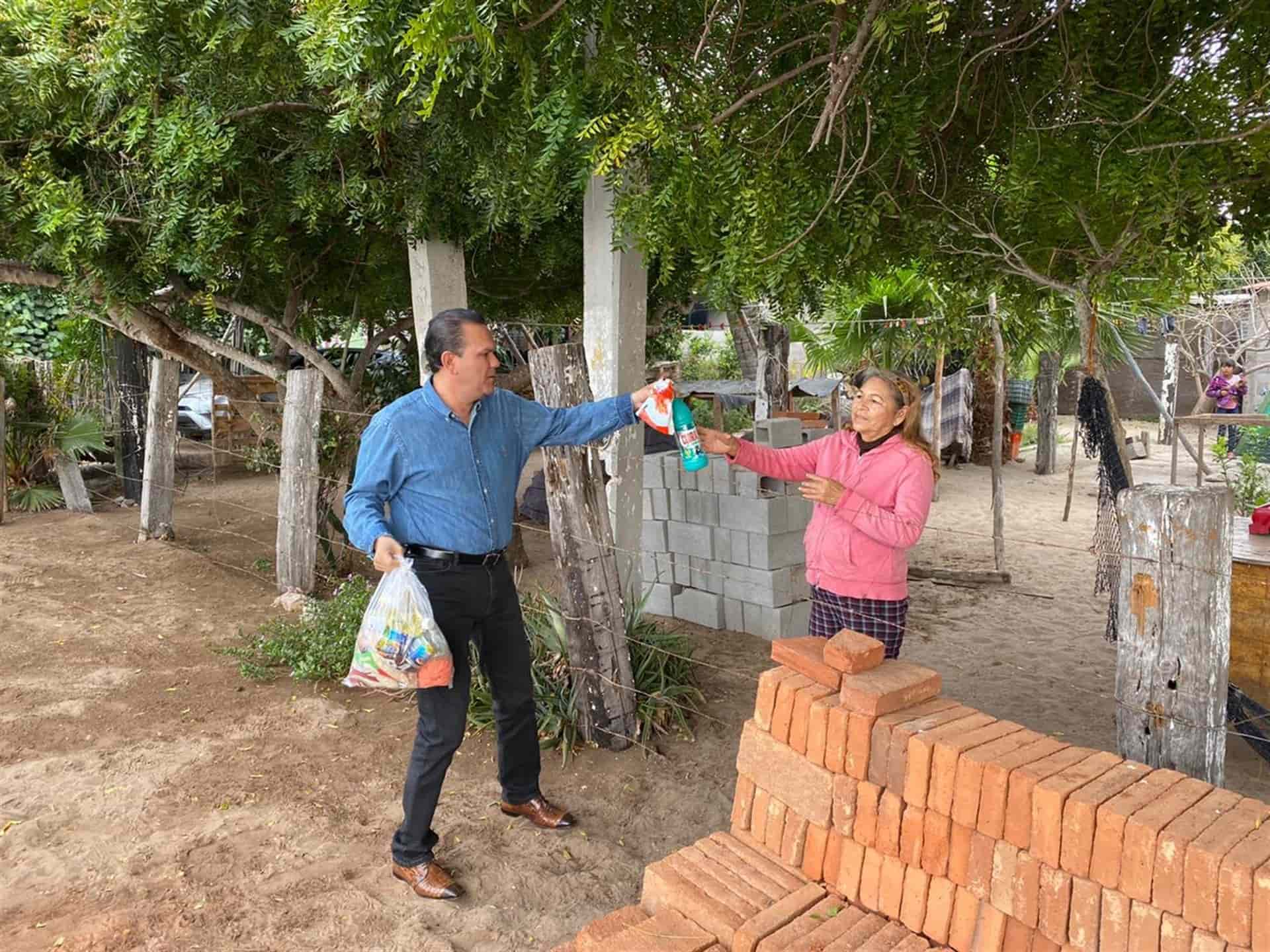 Entrega de 15 toneladas de apoyo Secretario de Pesca