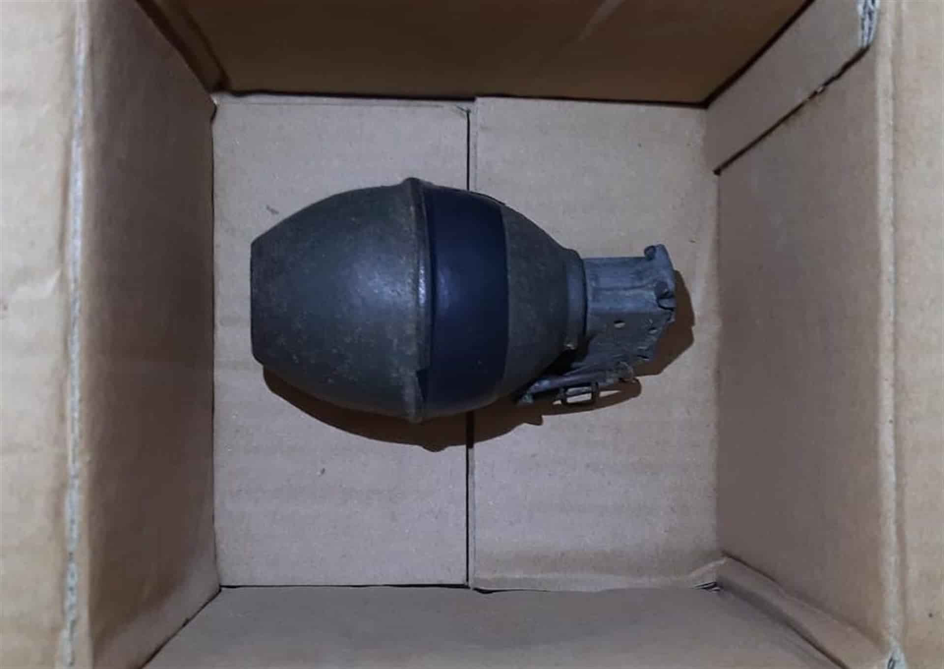 Localizan arsenal y granada en camioneta abandonada en Navolato