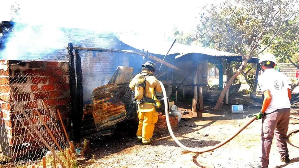 Fuego consume parte de una vivienda en Guamúchil