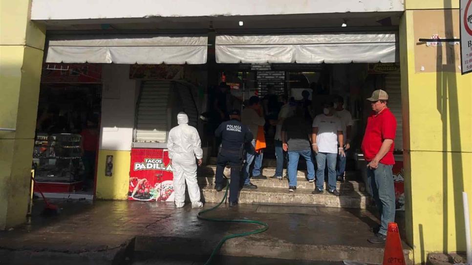 Desinfectan Mercado Garmendia por 20 locatarios sospechosos y una muerte de Covid-19