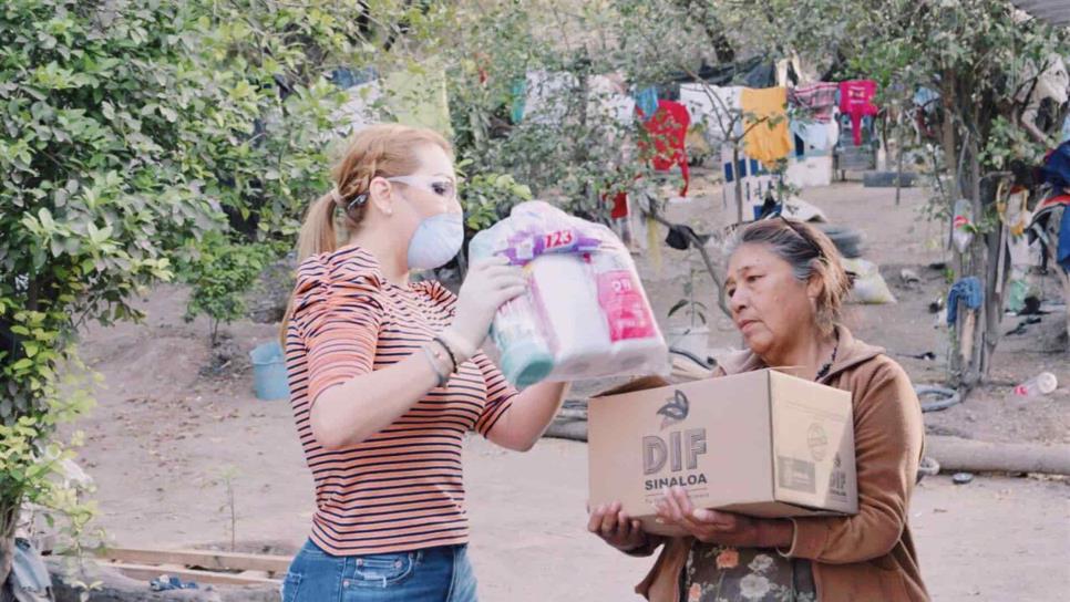 Entrega Nubia Ramos paquetes de limpieza y despensas a familias en El Fuerte