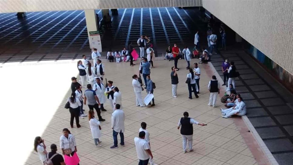Se manifiestan trabajadores precarios de la SSA en Palacio de Gobierno