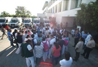 Personal de clínica del IMSS en Monclova protesta tras muerte de médico