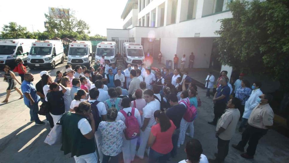 Personal de clínica del IMSS en Monclova protesta tras muerte de médico