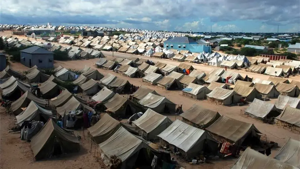 Ponen en cuarentena campo de refugiados en Grecia