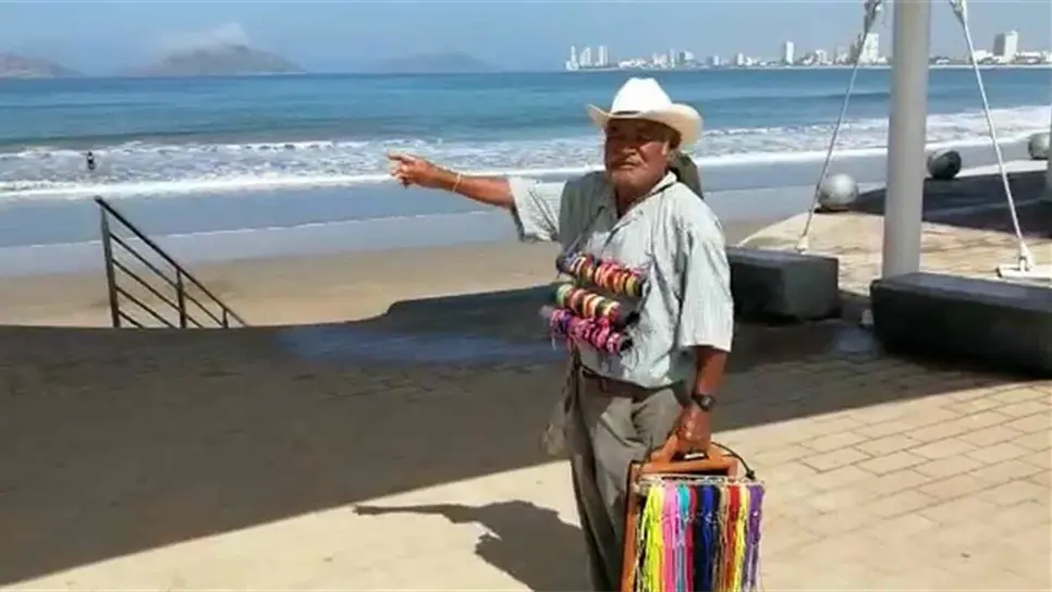 Clientes no hay, estamos en crisis: comerciante en playa de Mazatlán