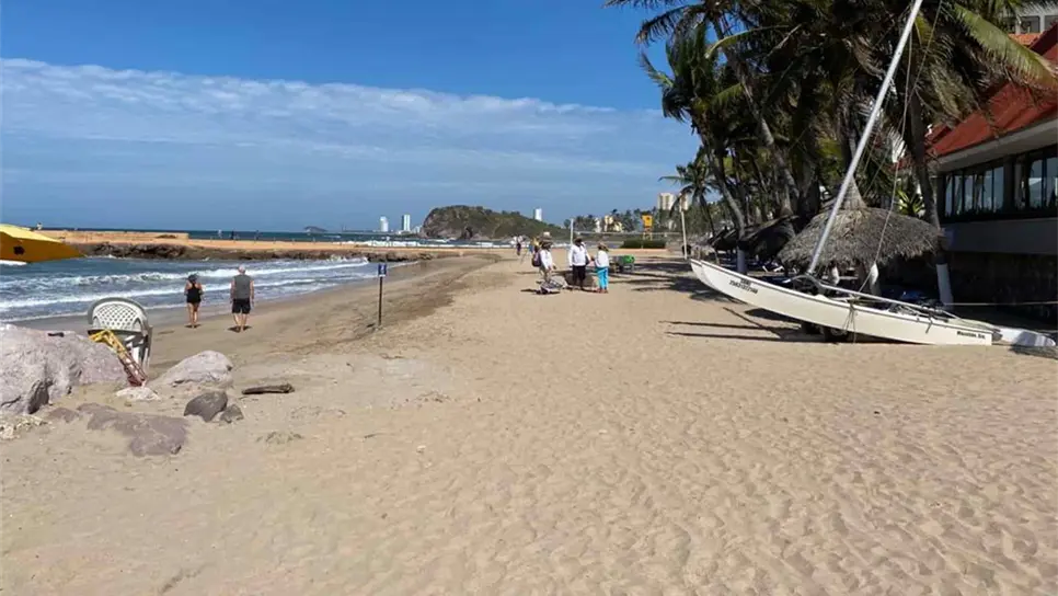 Vendedores de playa en Mazatlán, sin renovar permisos ante Semarnat por crisis