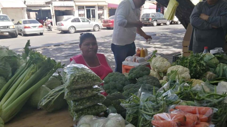 Invitan Marías a comprar frutas y verduras en el Mercado 030