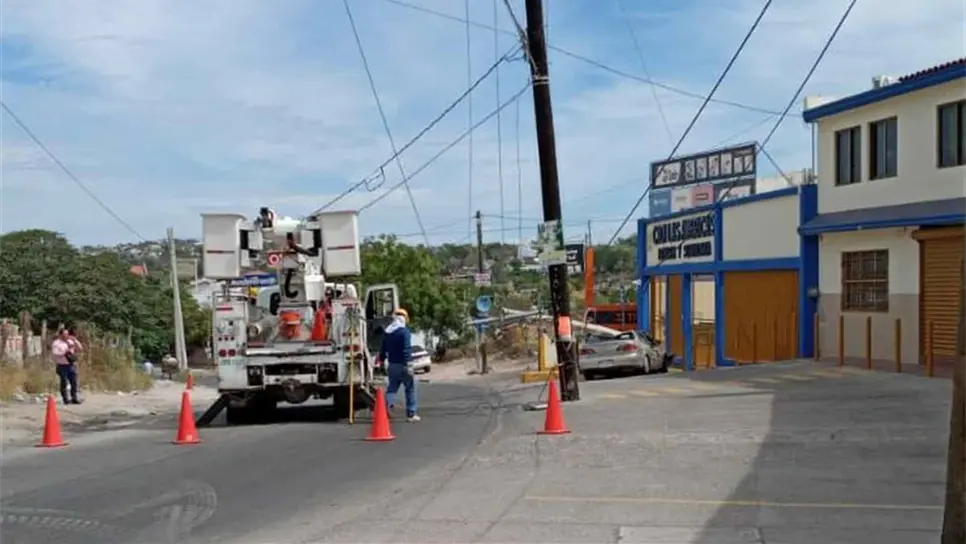 Conductor choca y derriba poste de electricidad en Culiacán