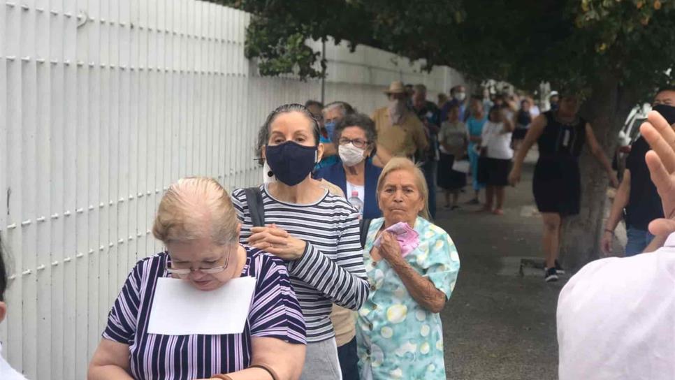 Pese a riesgos, registran largas filas para recibir el 65 y más en Culiacán