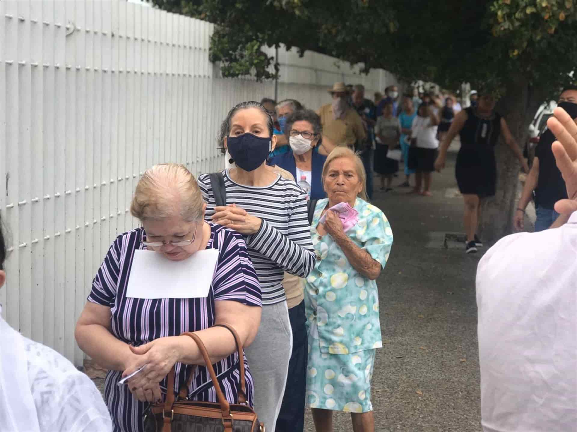 Pese a riesgos, registran largas filas para recibir el 65 y más en Culiacán