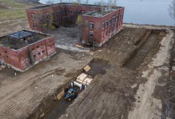 Conmociona fosa común neoyorquina para víctimas de coronavirus