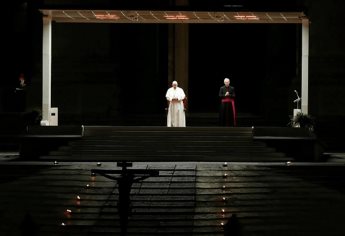 Papa Francisco realiza Viacrucis sin feligreses en la Plaza de San Pedro